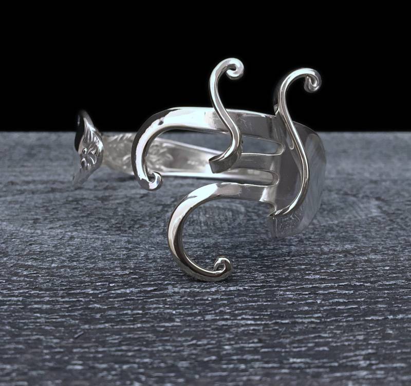 Gabel Armband, Recycling-Schmuck, Fancy Design 2, Skulpturale Abstrakte Silberbesteck Manschette Nerz Armbänder, Eco Mode Schmuck von MarchelloArt