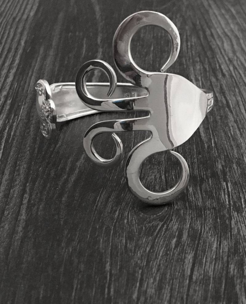 Handgefertigte Silber Gabel Manschette, Kreise Design 3, Recycling Eco Friendly Schmuck Aus Vintage Silberbesteck Flachware von MarchelloArt