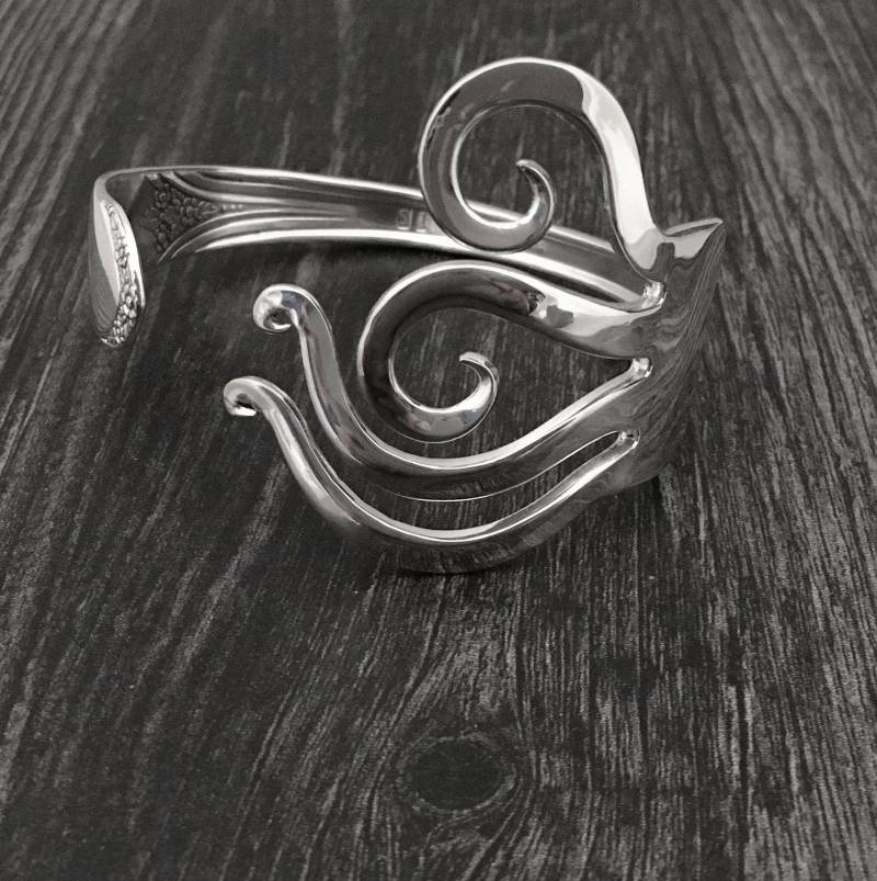 Handgefertigter Artisan Schmuck, Kreative Gabel Armbänder, Flamme Design 2, Statement Nachhaltige Recycled Fork Manschette von MarchelloArt