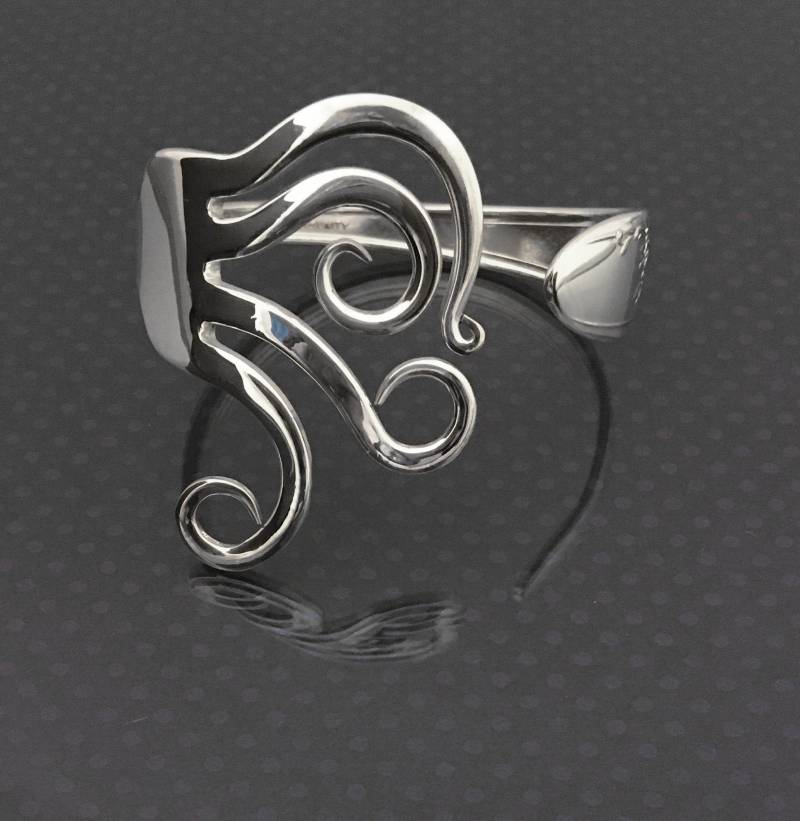 Silber Gabel Manschette Armband in Original Lockige Design Nummer Fünf, Antike Silberbesteck Silber Gabel Manschette Armband in Original Lockige Design Nummer Fünf, Antike Silberbesteck von MarchelloArt