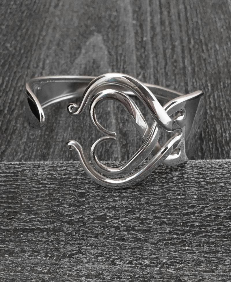 Umfunktionierte Schmuck, Vintage Silberwaren Gabel Armband, Herz-Design 3, Upcycled Antike Besteck Schmuck von MarchelloArt