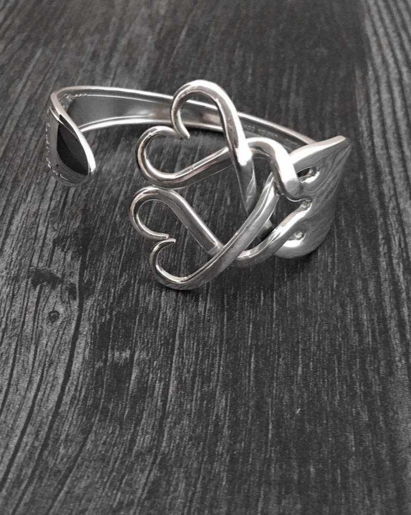 Upcycled Schmuck, Einzigartige Manschettenarmbänder, Recyceltes Silber Gabel Armband Im Weaving Hearts Design von MarchelloArt