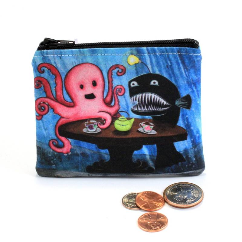 Darf Ich Mich Ihrer Teeparty Anschließen - Kleines Reißverschlusstäschchen Mit Oktopus, Angler Und Kleinem Mädchen Kunst Von Marcia Furman von MarciaFurman