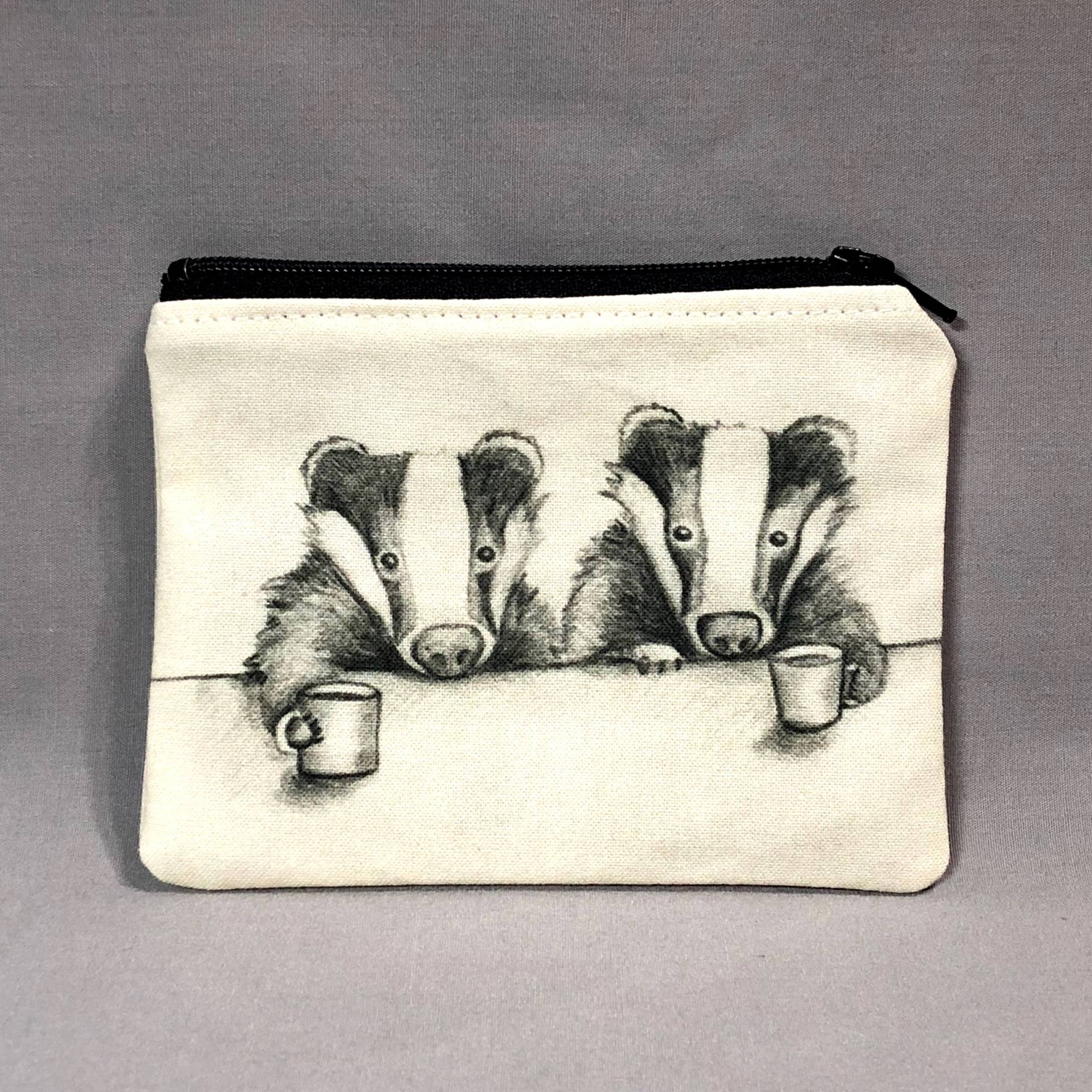 Eyes Wide Open - Kleines Reißverschlusstäschchen Zwei Honigdachse Trinken Kaffee Kunst Von Marcia Furman von MarciaFurman