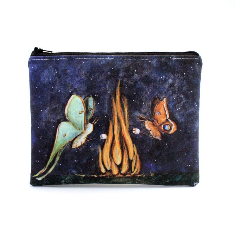 Moth Mallows - Reißverschlussbeutel Luna Und Polyphemus Roasting Marshmallows On Fire Kunst Von Marcia Furman von MarciaFurman
