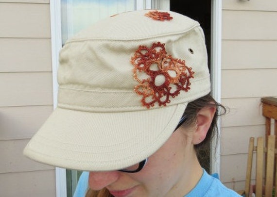 Khaki Mütze Mit Handgemachten Spitzenblumen Khaki Mütze Mit Handgemachten Spitzenblumen von MarciaHydeArtisan