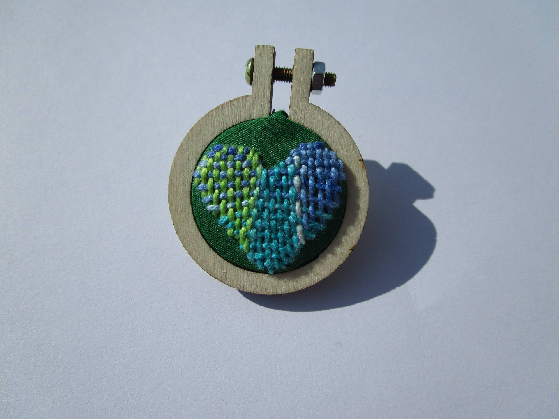 Nadelgewebtes Herz Mini Stickerei Brosche Nadelgewebtes Herz Mini Stickerei Brosche von MarciaHydeArtisan