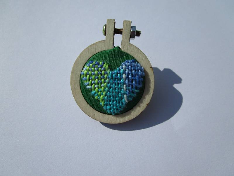 Nadelgewebtes Herz Mini Stickerei Brosche Nadelgewebtes Herz Mini Stickerei Brosche von MarciaHydeArtisan