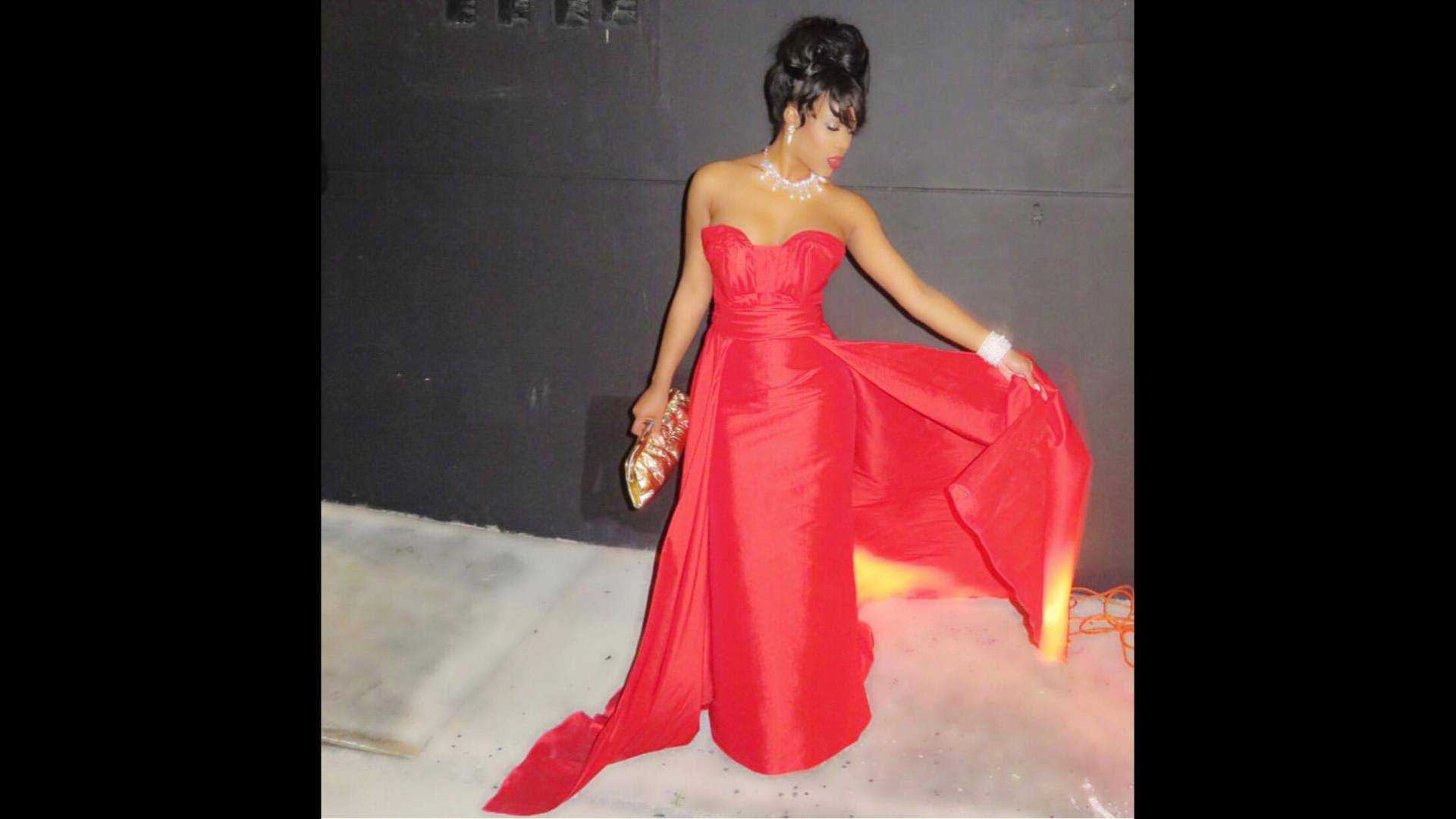 Rotes Kape-Formkleid Rotes Kape-Formkleid von Marcididit