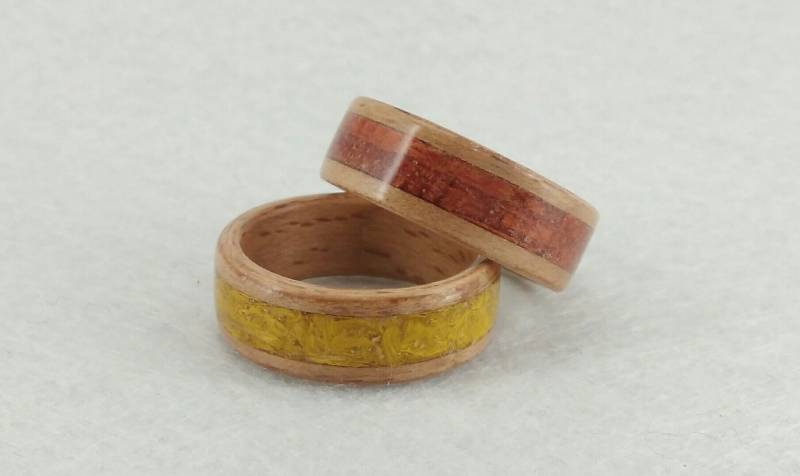 Holzring // Ring Für Frauen Eleganter Bugholzring in Zwei Tönen Gefertigt - Handgemachter Alternativer von MarcioNaturalJewelry
