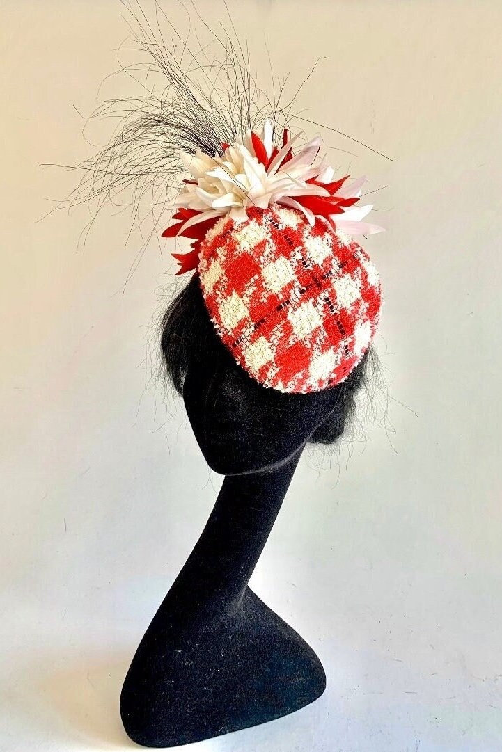 Bouclé Percher Gehackt in Rood "Van Wit" En Schwarz Mit Ton Sur Bloemen Veren Aan Kam von MarcusArtandFashion