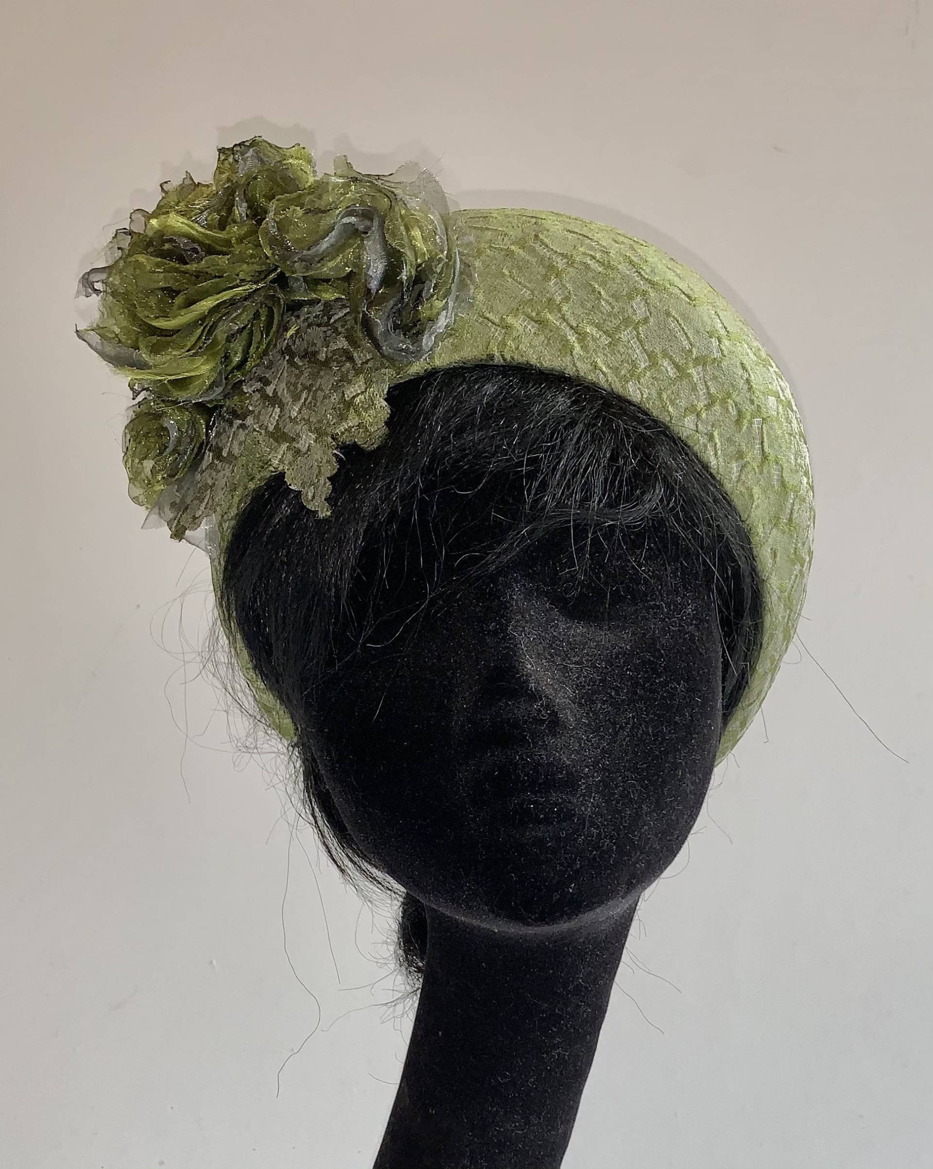 Grüne Und Tief Silber Halo Hut Mit Tonne Sur Ton Blumen von MarcusArtandFashion