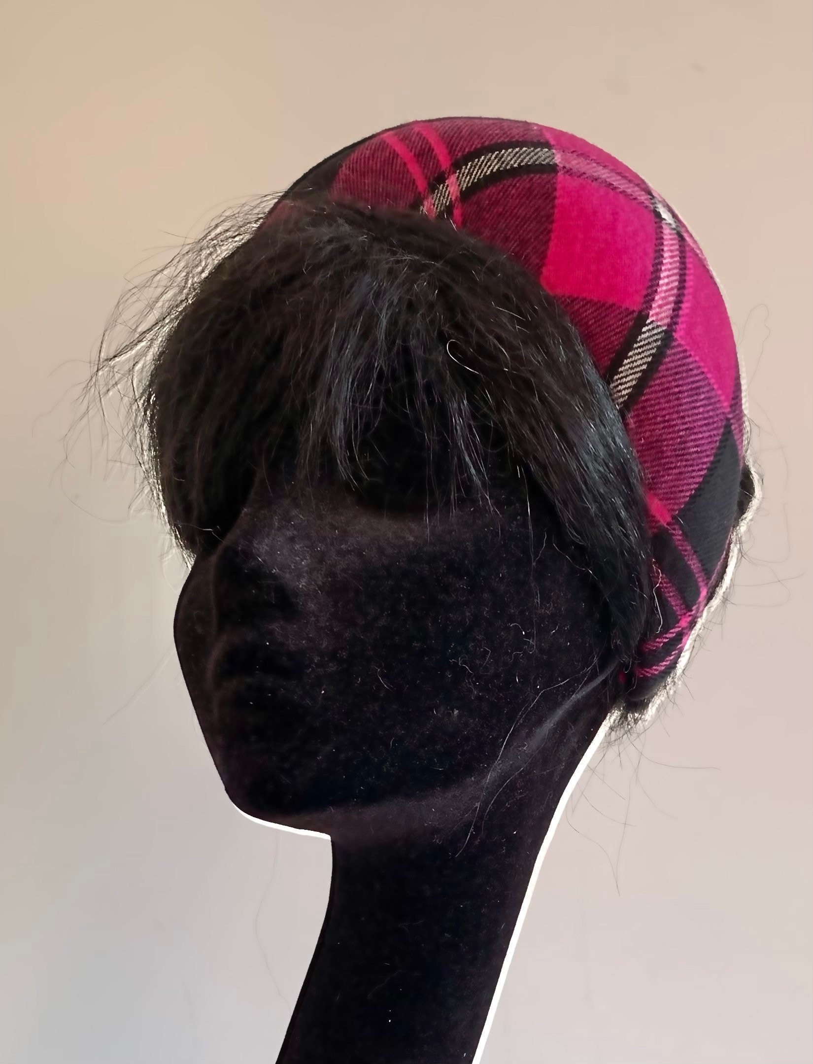 Inspiriert Von Der Herzogin Cambridge Aber Mit Mehr Als Genug Eigenem Charakter Tartan Halo Hut in Rosa Und Schwarz von MarcusArtandFashion