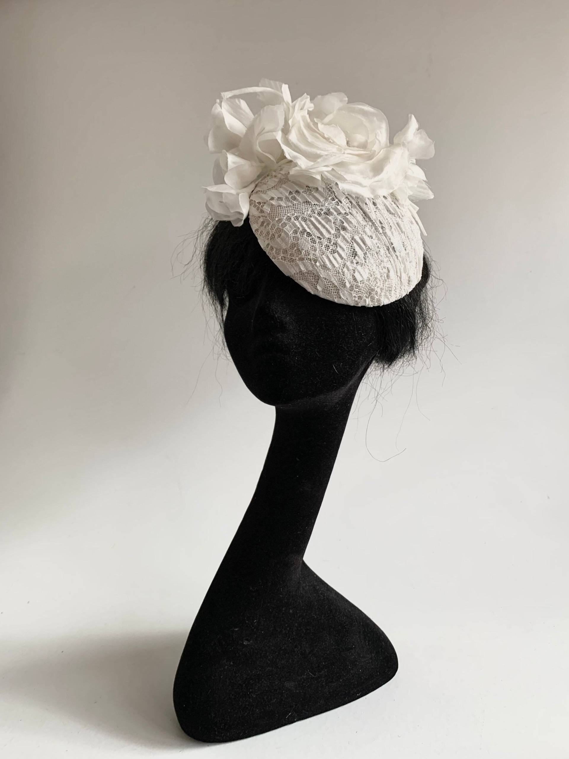 Off White Percher | Hochzeit Mütze Plüschspitze Mit Blumen Auf Kamm von MarcusArtandFashion