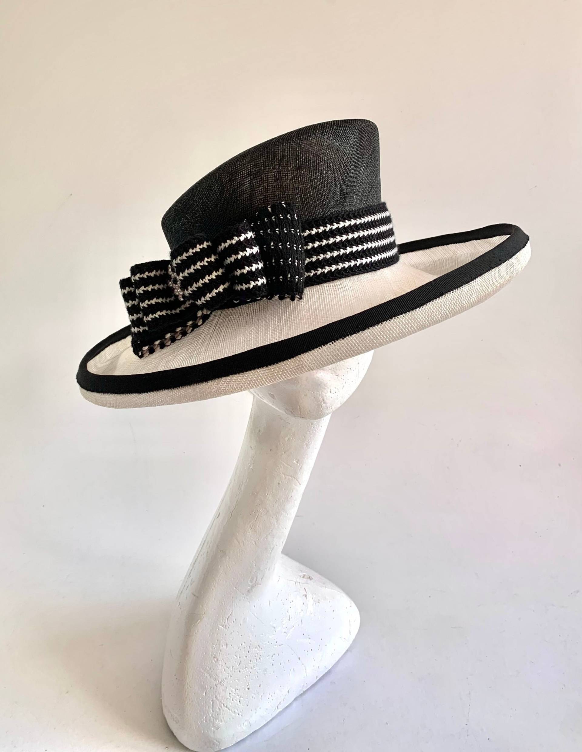 Off White & Black Sinamay Hat Wit Ton Sur Bow Maar 57 cm von MarcusArtandFashion