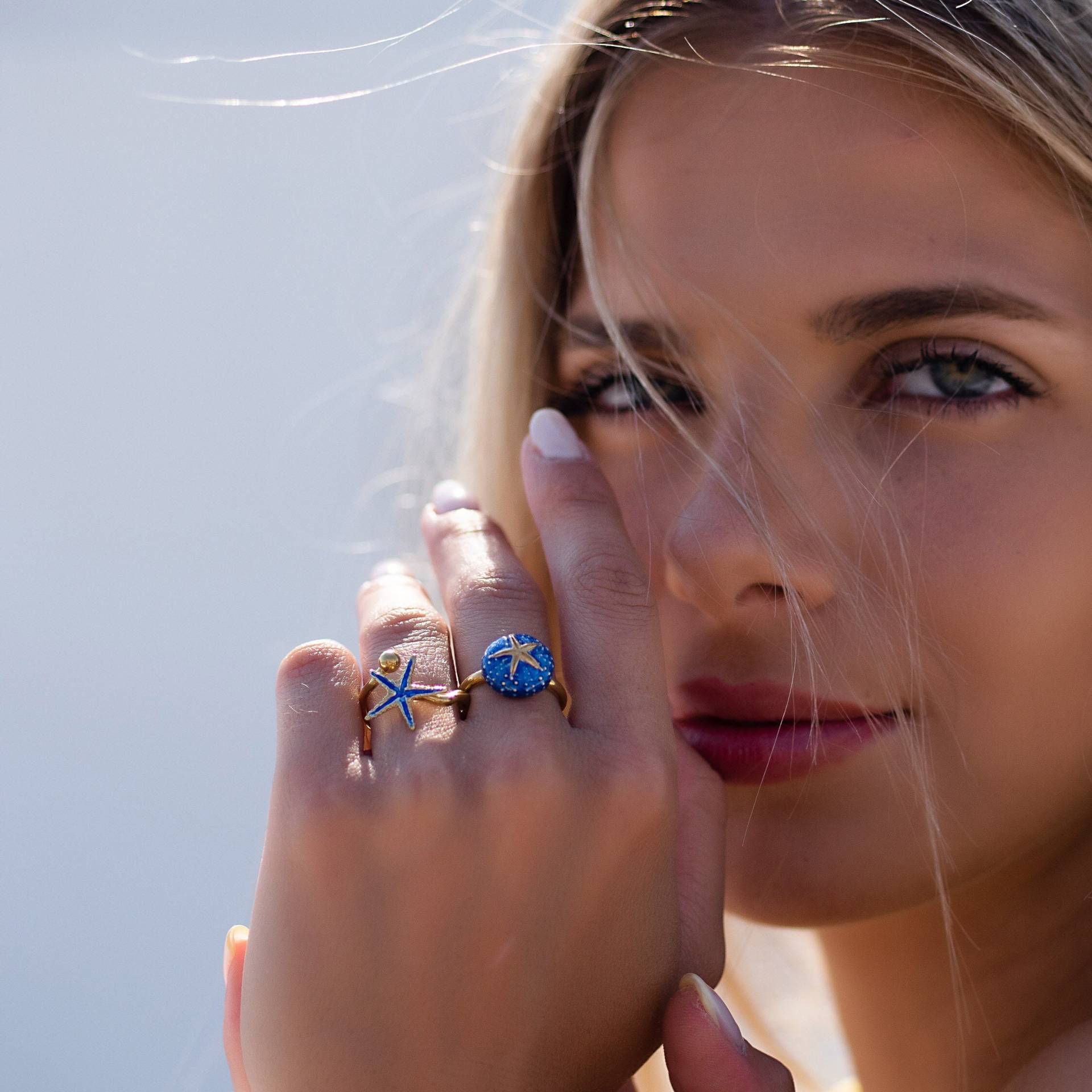Seaurchin Sommer Ring, Blaue Emaille Mit Gold Seestern - Beachy Schmuck -Ganzjahr Outfit Küstenkleid Meerjungfrau Mädchen Verstellbarer Ring von MardiJewels