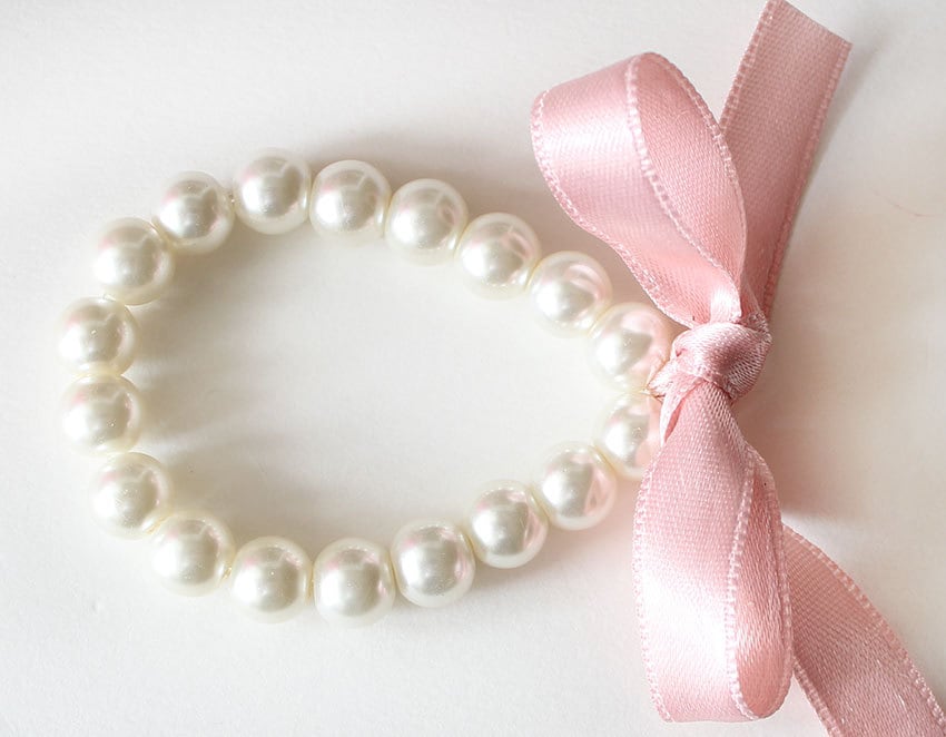 Mädchen Elfenbein Perlen Armband, Blush Rosa Band, Blumenmädchen Geschenk von MareWeddingJewelry