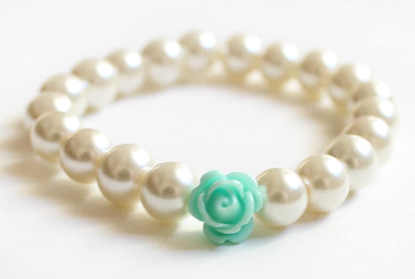 Mädchen Glas Perlen Armband, Harz Blumen Charm, Blumenmädchen Schmuck von MareWeddingJewelry