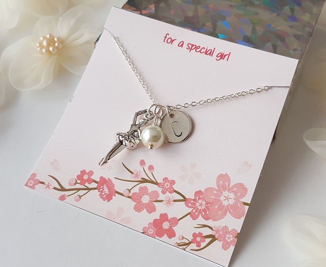 Personalisierte Ballerina Halskette, Initial Anhänger & Glasperle von MareWeddingJewelry