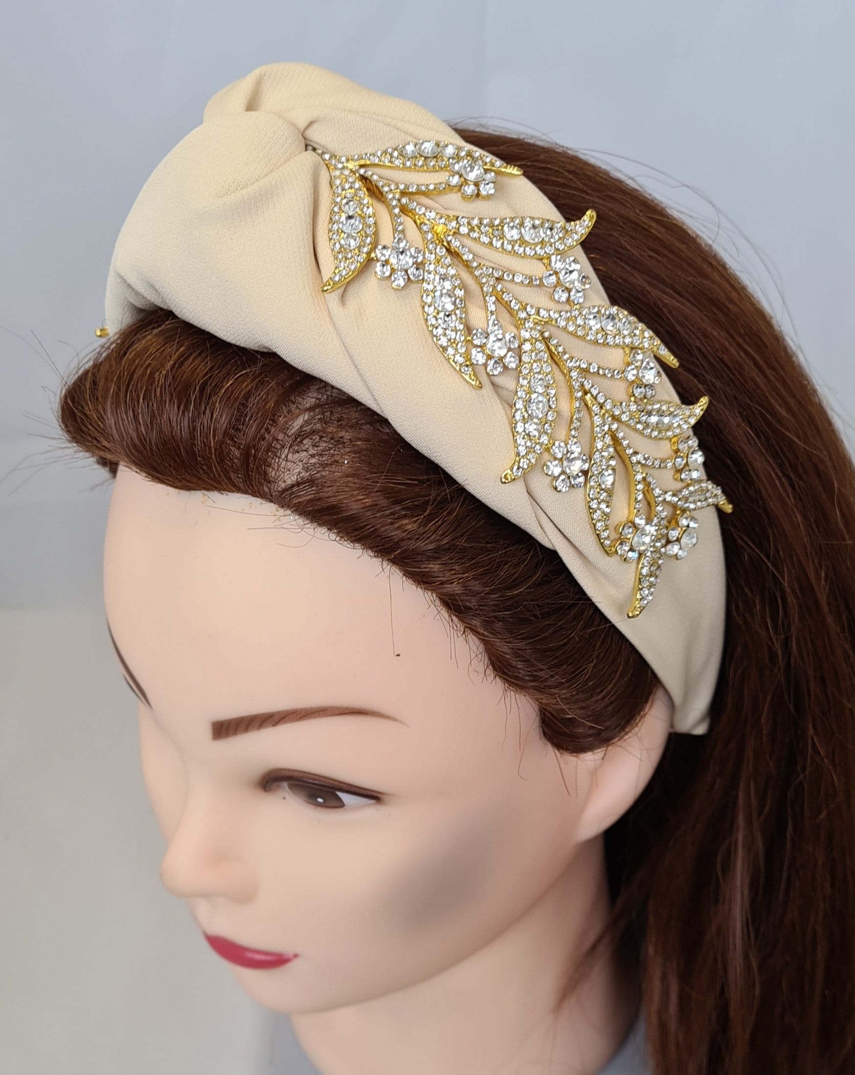 Beige Gepolstertes Knoten Stirnband Goldfarben Kristall Strass Verzierung Damen Haarband Turban Stil Krone Fascinator Tiara Hochzeit Gast von MareeAlexanderDesign