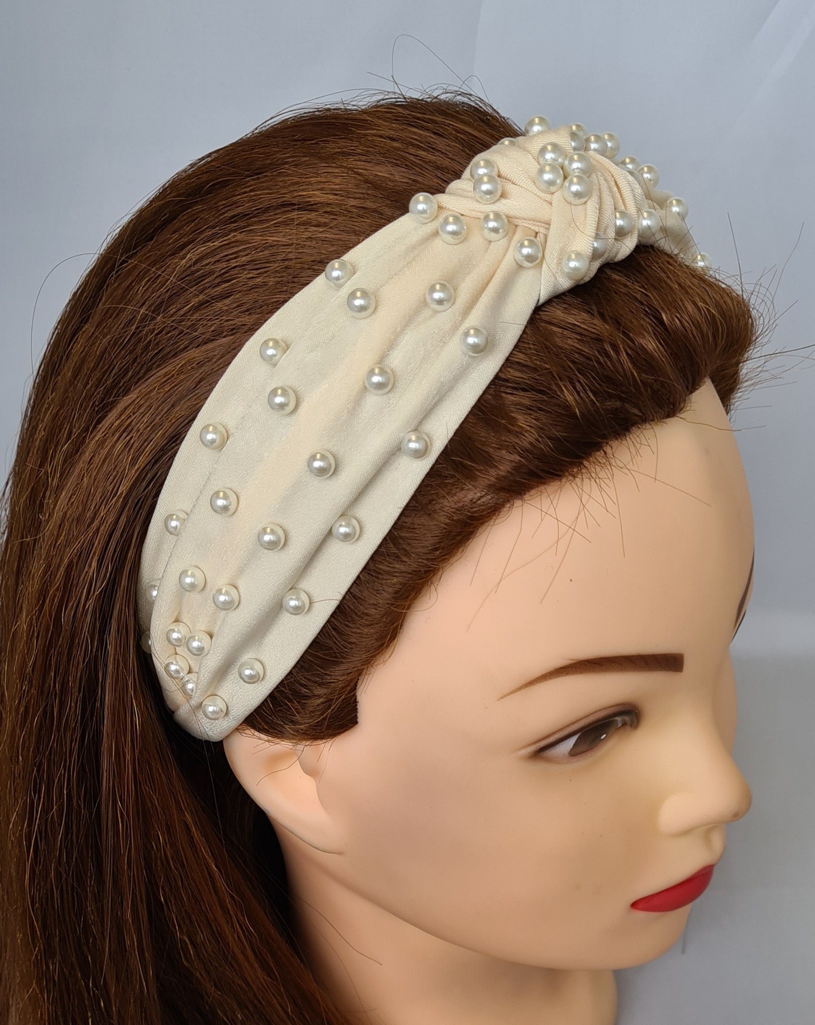 Beige Stoff Knoten Stirnband Kunstperlen Verzierung Damen Haarband Handgemacht Krone Tiara Kopfschmuck Fascinator Kopfstück von MareeAlexanderDesign