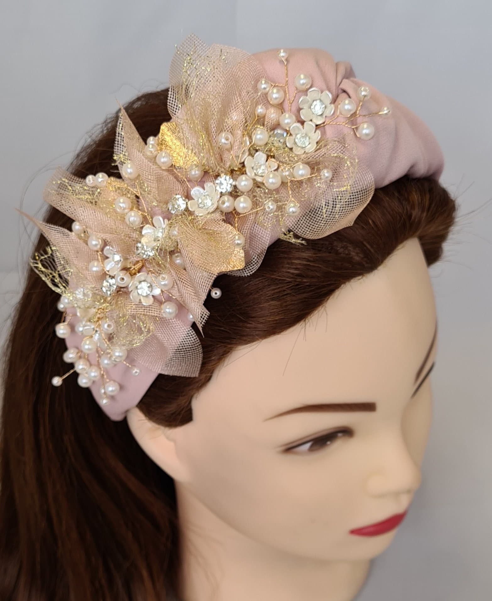 Blassrosa Gepolstertes Puffy Knot Stirnband Organza Perle Blume Verzierung Damen Haarband Krone Fascinator Tiara Hochzeit Turban Syle Headpiece von MareeAlexanderDesign