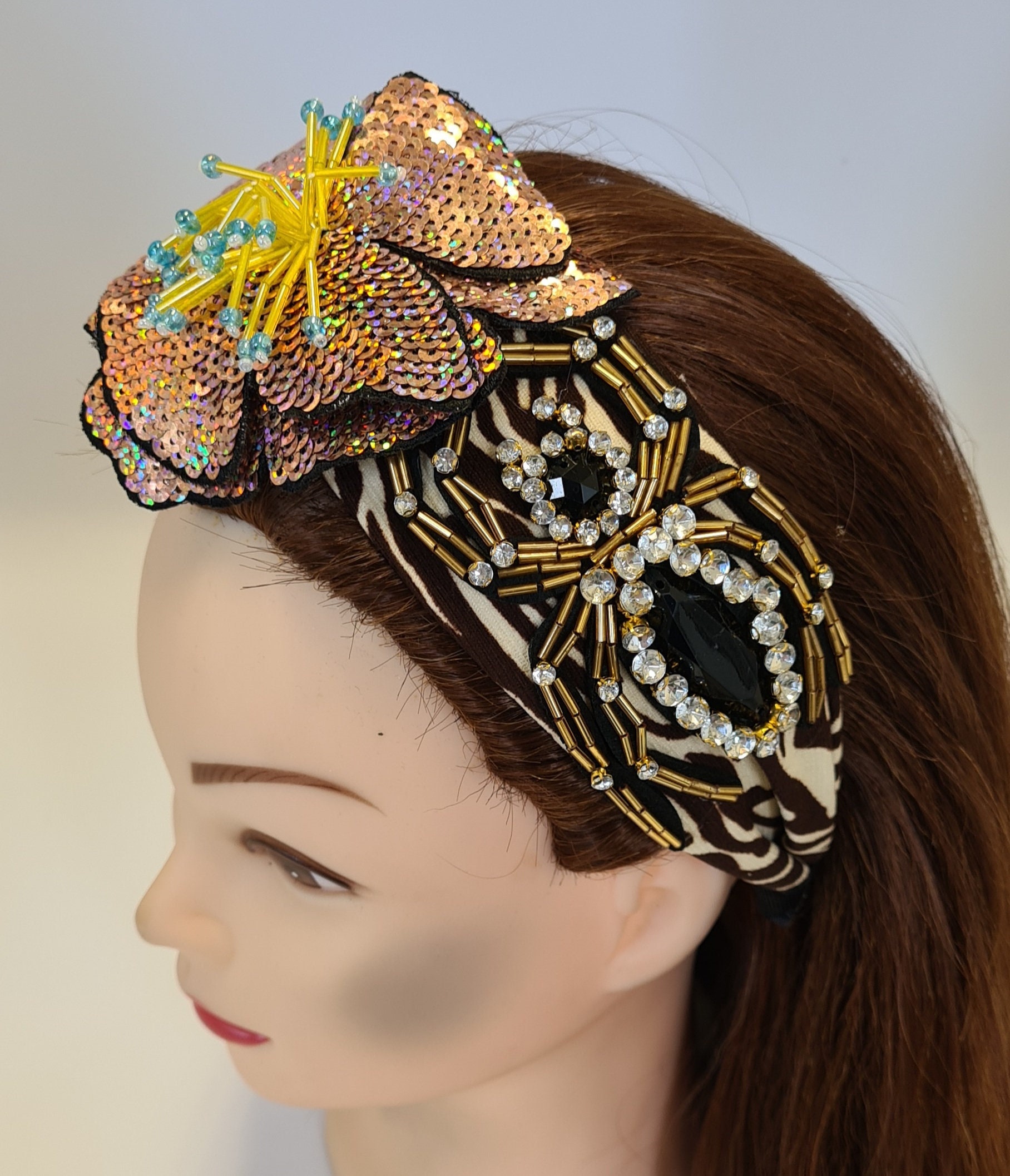 Braunes Zebra Druck Twist Stirnband Große Pailletten Perlen Blumen Verzierung Damen Haarband Fascinator Turban Stil Krone Kopfschmuck von MareeAlexanderDesign