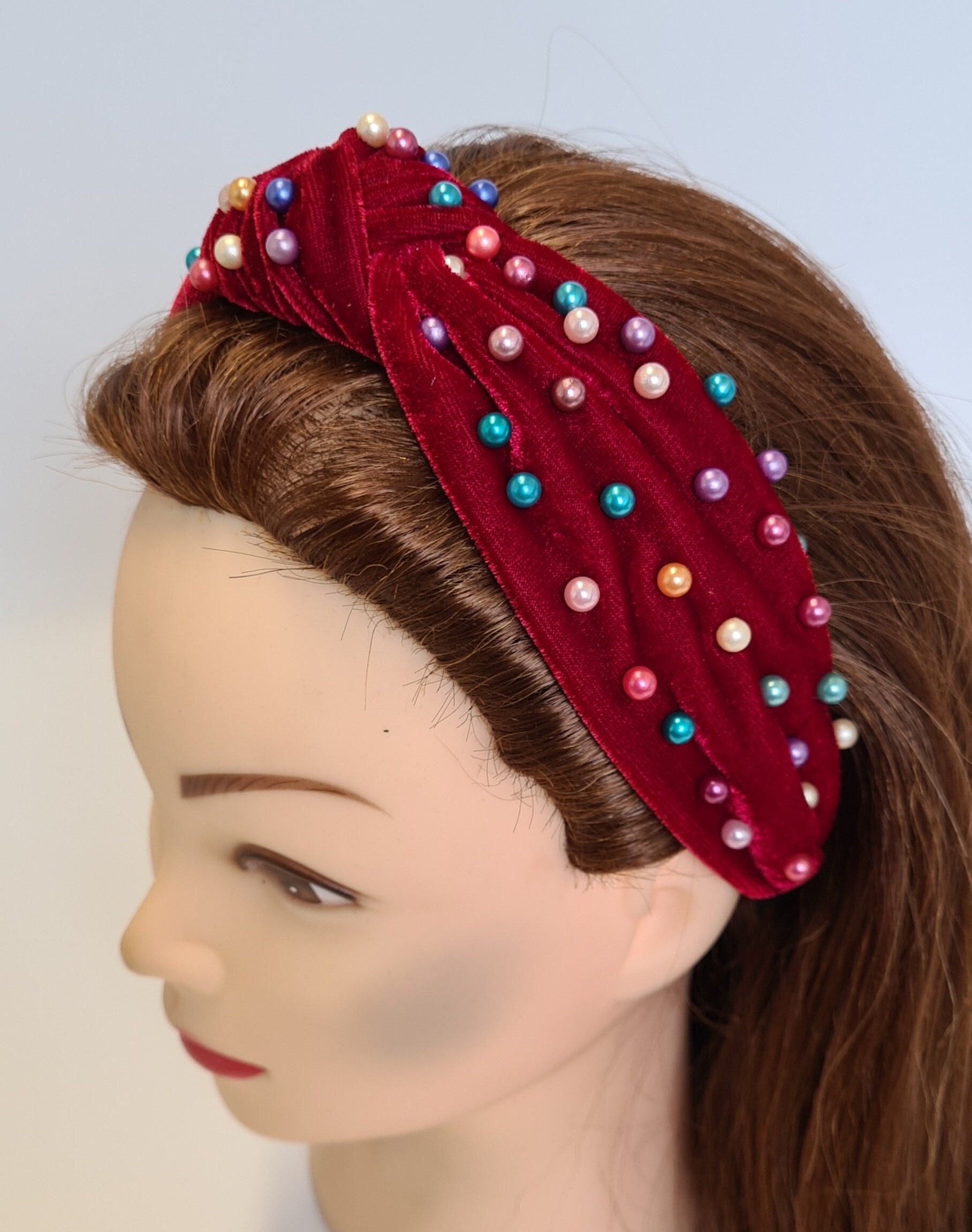 Dunkelrot /Maroon Samt Knoten Stirnband Bunt Kunstperlen Verzierung Damen Haarband Breite Krone Tiara Kopfschmuck Fascinator Lässig Turban von MareeAlexanderDesign