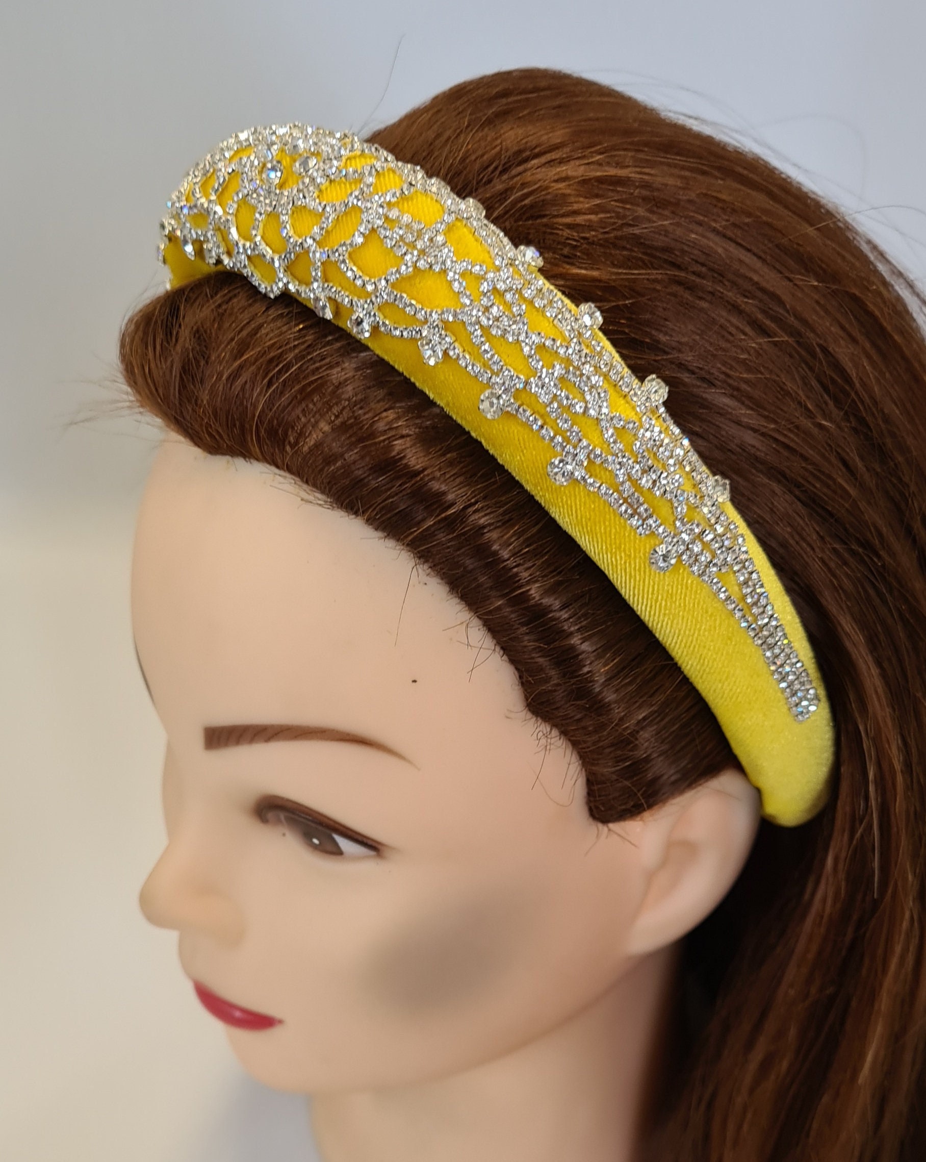 Gelbes Samt Stirnband Silber Kristall Diamant Strass Verzierung Damen Puffig Gepolstert Haarband Handgemacht Krone Tiara Fascinator von MareeAlexanderDesign