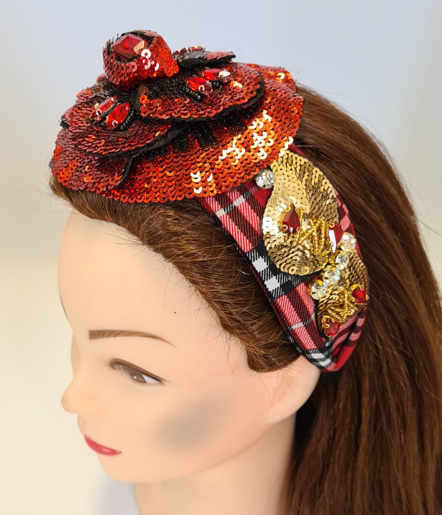 Rotes Tartan Print Stirnband Große Pailletten Kristall Perlen Blumen Verzierung Damen Haarband Fascinator Turban Krone Kopfschmuck Halo von MareeAlexanderDesign