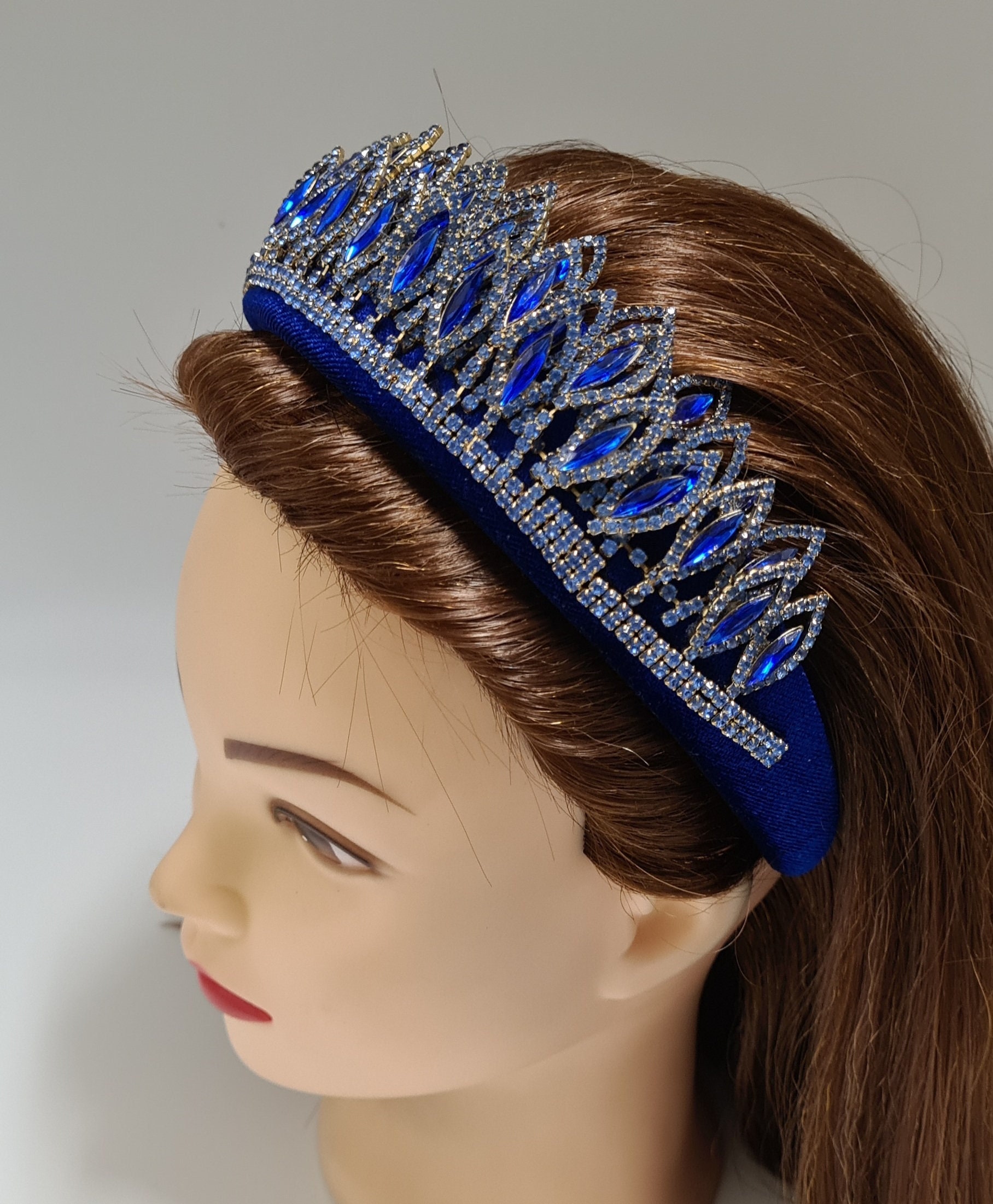 Royalblaues Stirnband Kristall Strass Edelstein Verzierung Damen Gepolstert Samt Haarband Breite Krone Fascinator Tiara Headpiece Ohrringe von MareeAlexanderDesign