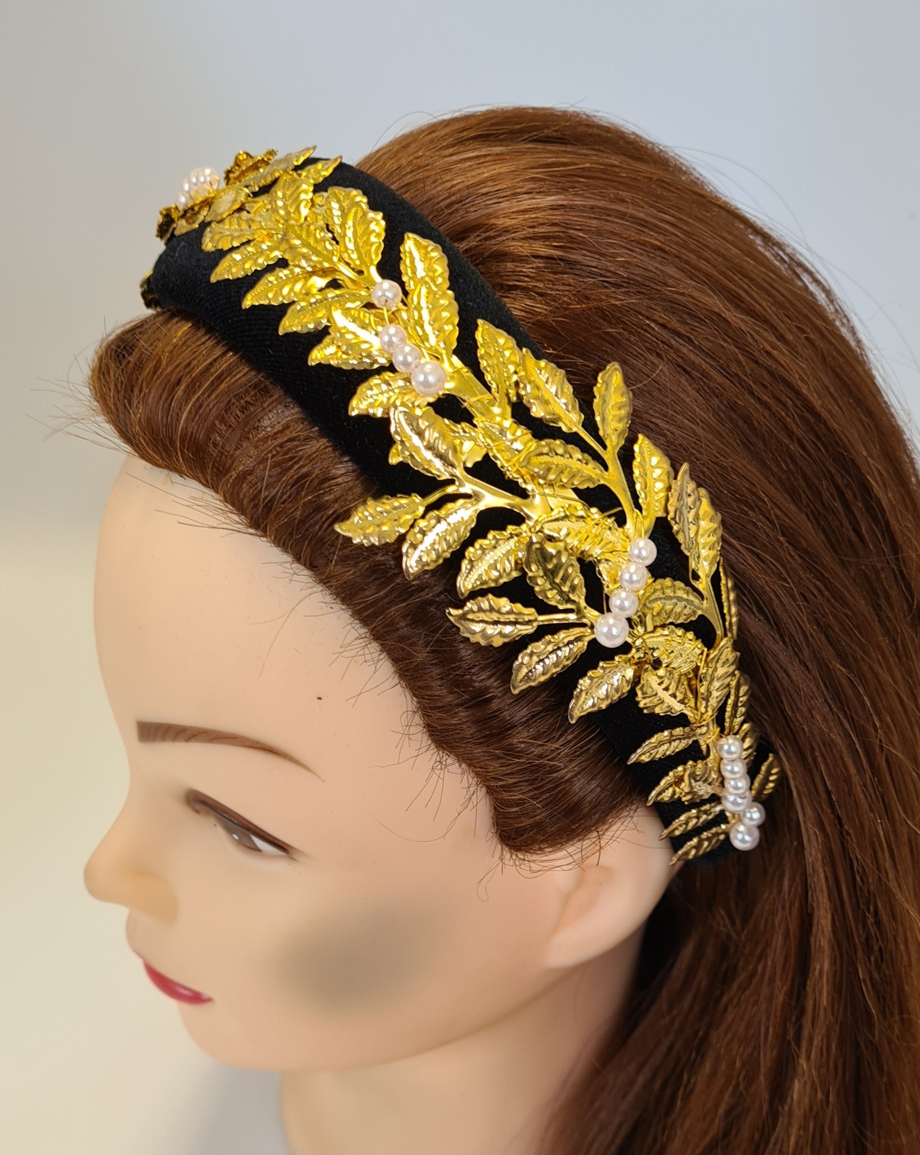 Schwarz Gepolstertes Samt Stirnband Gold Metall & Kunstperle Blatt Verzierung Damen Haarband Handgemacht Barock Stil 4 cm Breit Krone Fascinator von MareeAlexanderDesign