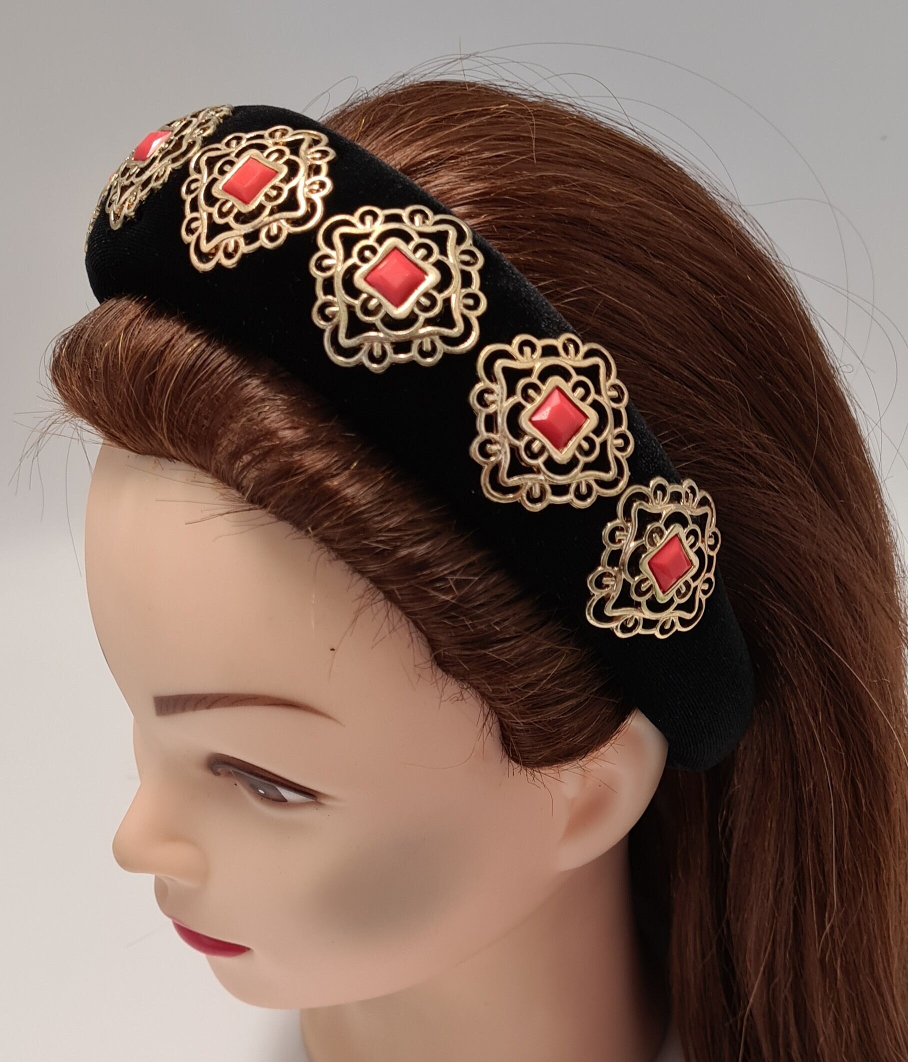 Schwarz Gepolstertes Samt Stirnband Rot Gold Filigran Verschönert Damen Haarband Barock Stil Breite Krone Tiara Fascinator von MareeAlexanderDesign