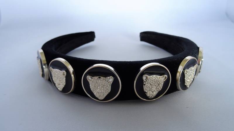 Schwarz Samt Stirnband Silber Leopard Runde Verschönerung Haarband Handgefertigt 3 cm Breit Krone Fascinator Raubkatze Pantherkopf von MareeAlexanderDesign