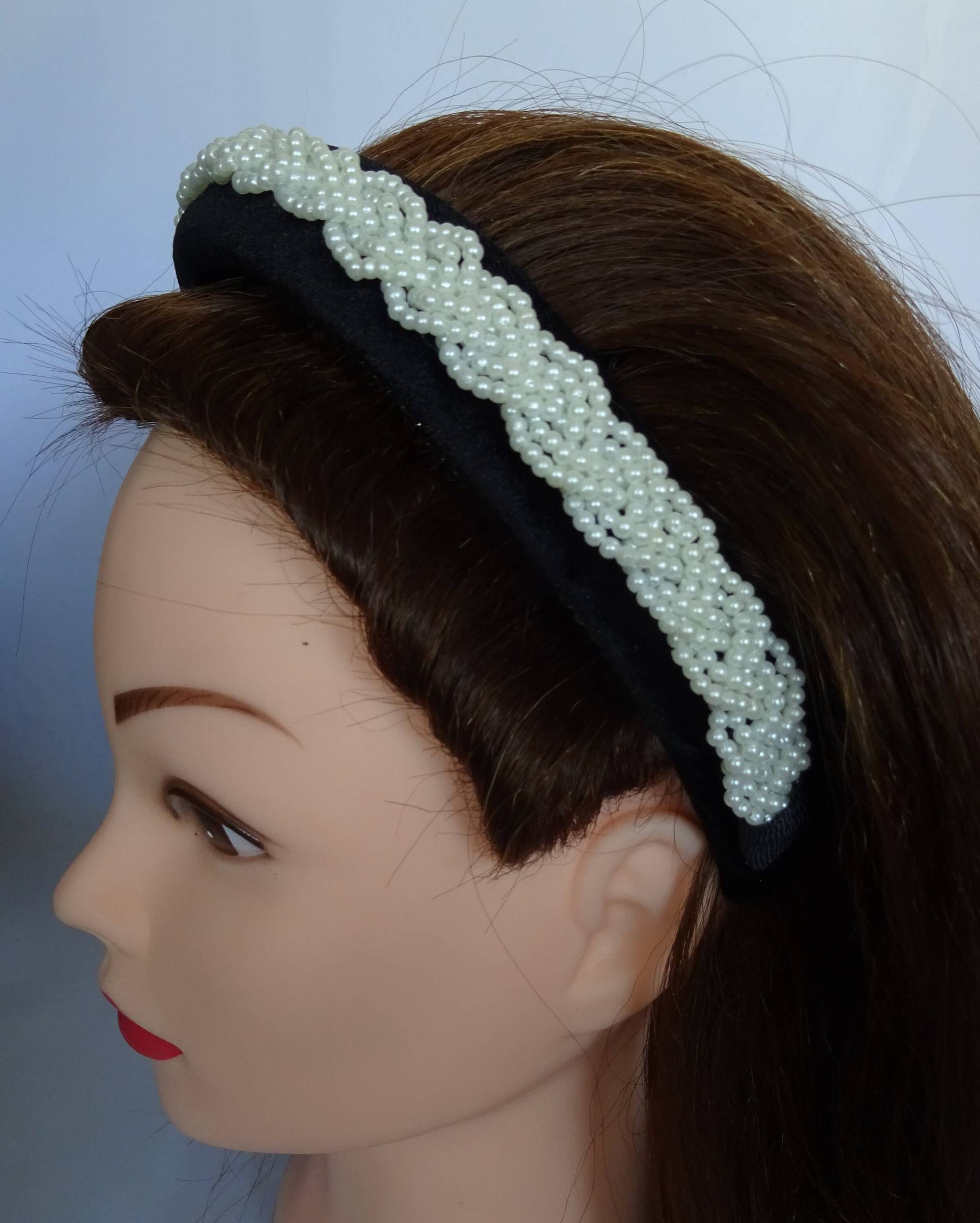 Schwarzes Samtstirnband Kunstperlen Zopf Verzierung Damen Haarband Handgefertigter Barock Stil 3 cm Breite Krone Tiara Schwarzes Samtstirnband Kunstperlen Zopf Verzierung Damen Haarband Handgefertigter Barock Stil 3 cm Breite Krone Tiara von MareeAlexanderDesign