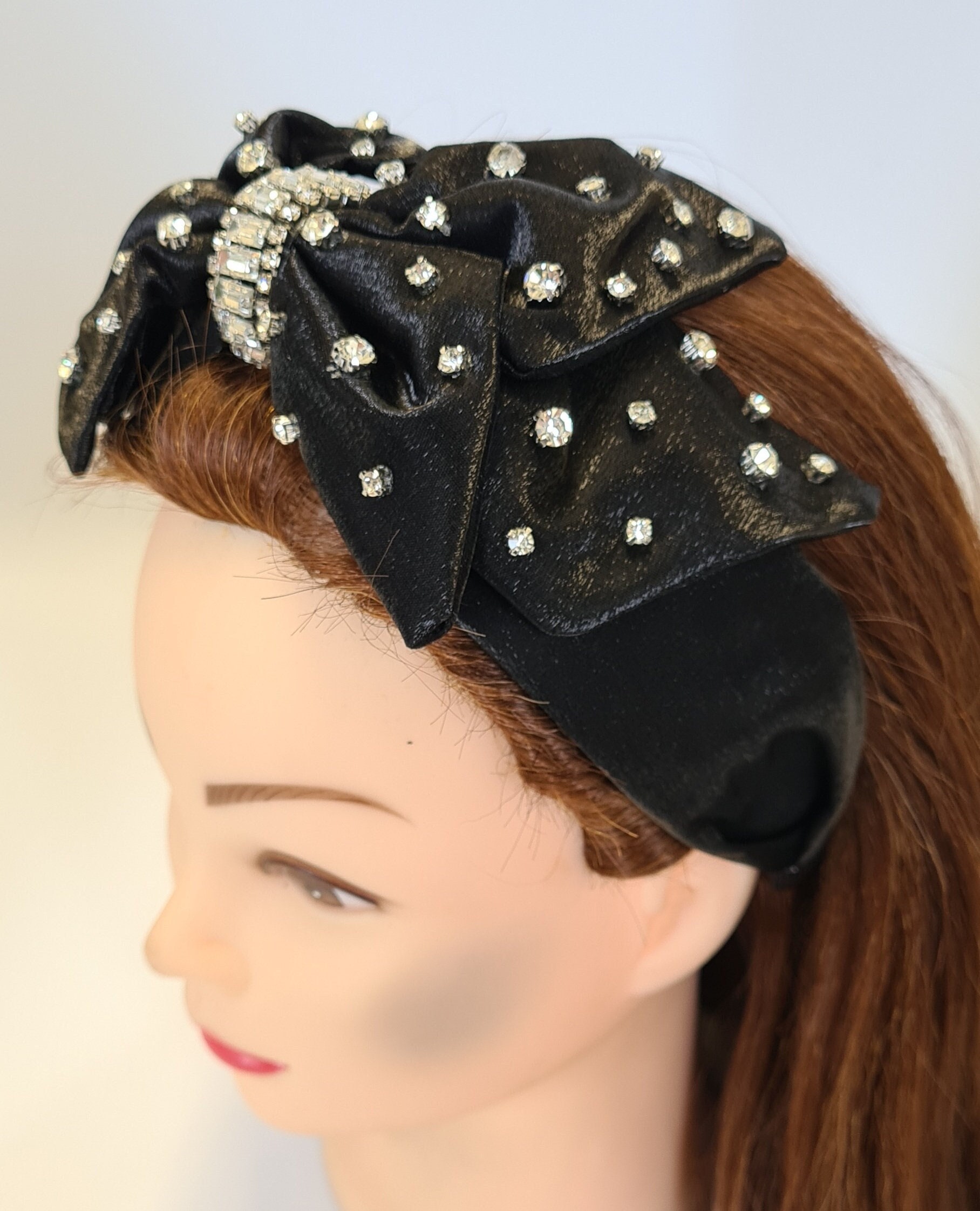 Schwarzes Satin Chunky Bow Stirnband Kristall Diamante Verzierung Damen Haarband Handgemacht Barock Stil Breite Krone Fascinator Tiara Kopfschmuck von MareeAlexanderDesign