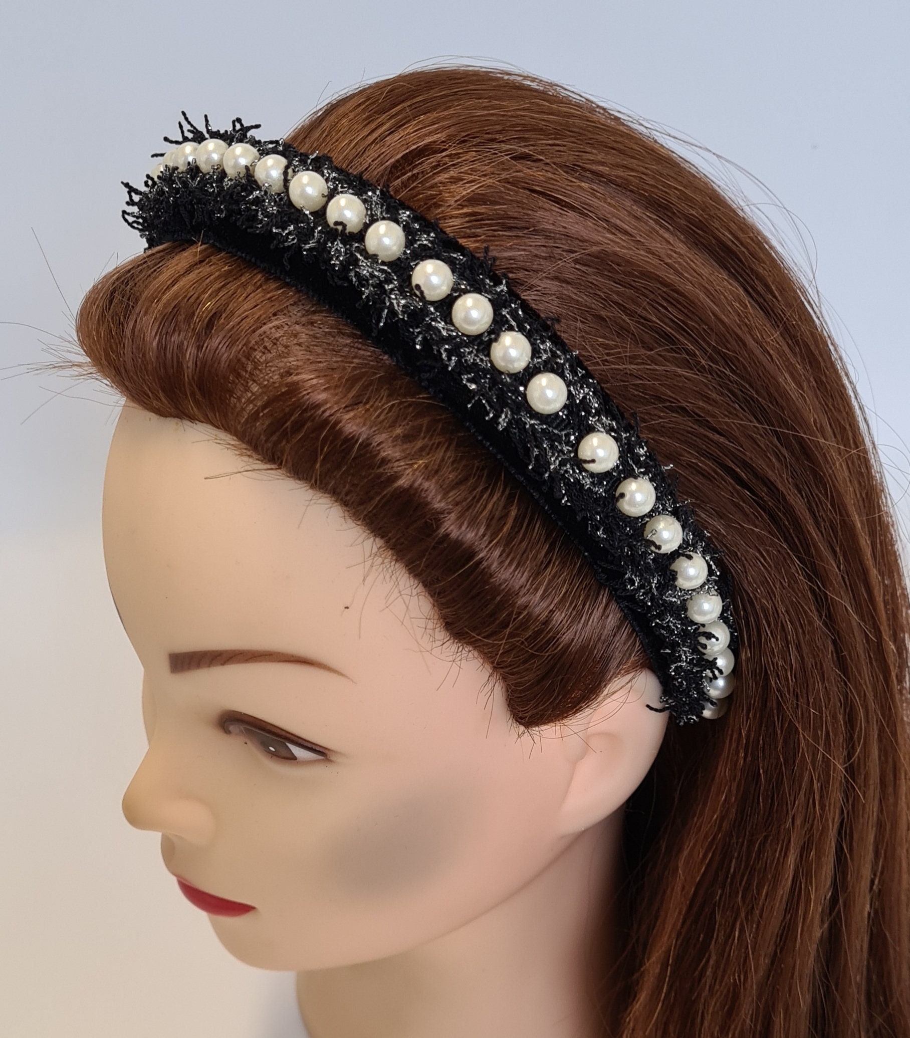 Schwarzes Silber Frayed Stoff Bezogen Haarband Kunstperlen Verzierung Damen Handgemacht Krone Fascinator Casual Party Stirnband von MareeAlexanderDesign