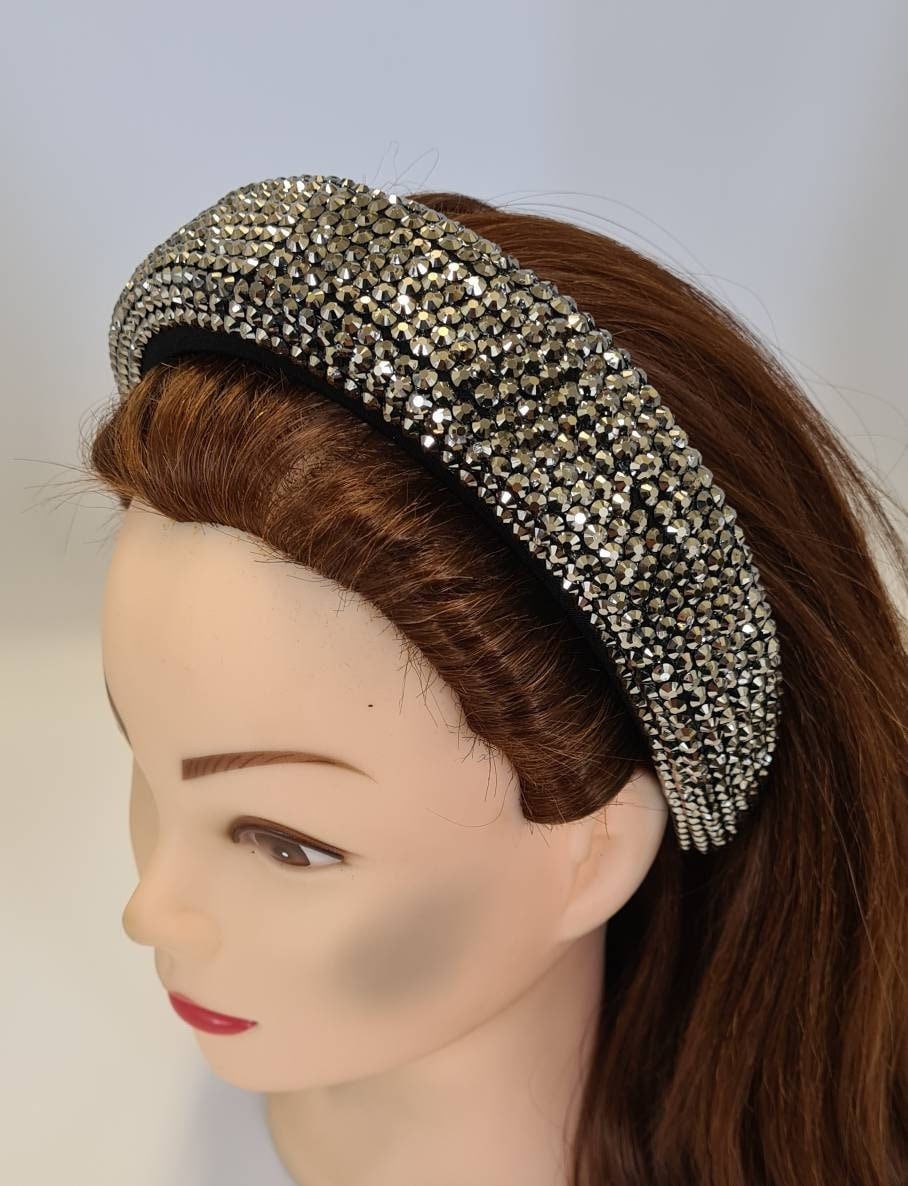 Schwarzes Silber Gepolstertes Puffy Stirnband Kristall Diamante Bezogen Damen Haarband Krone Tiara Headpiece Hochzeit Gäste Kopfschmuck Fascinator von MareeAlexanderDesign