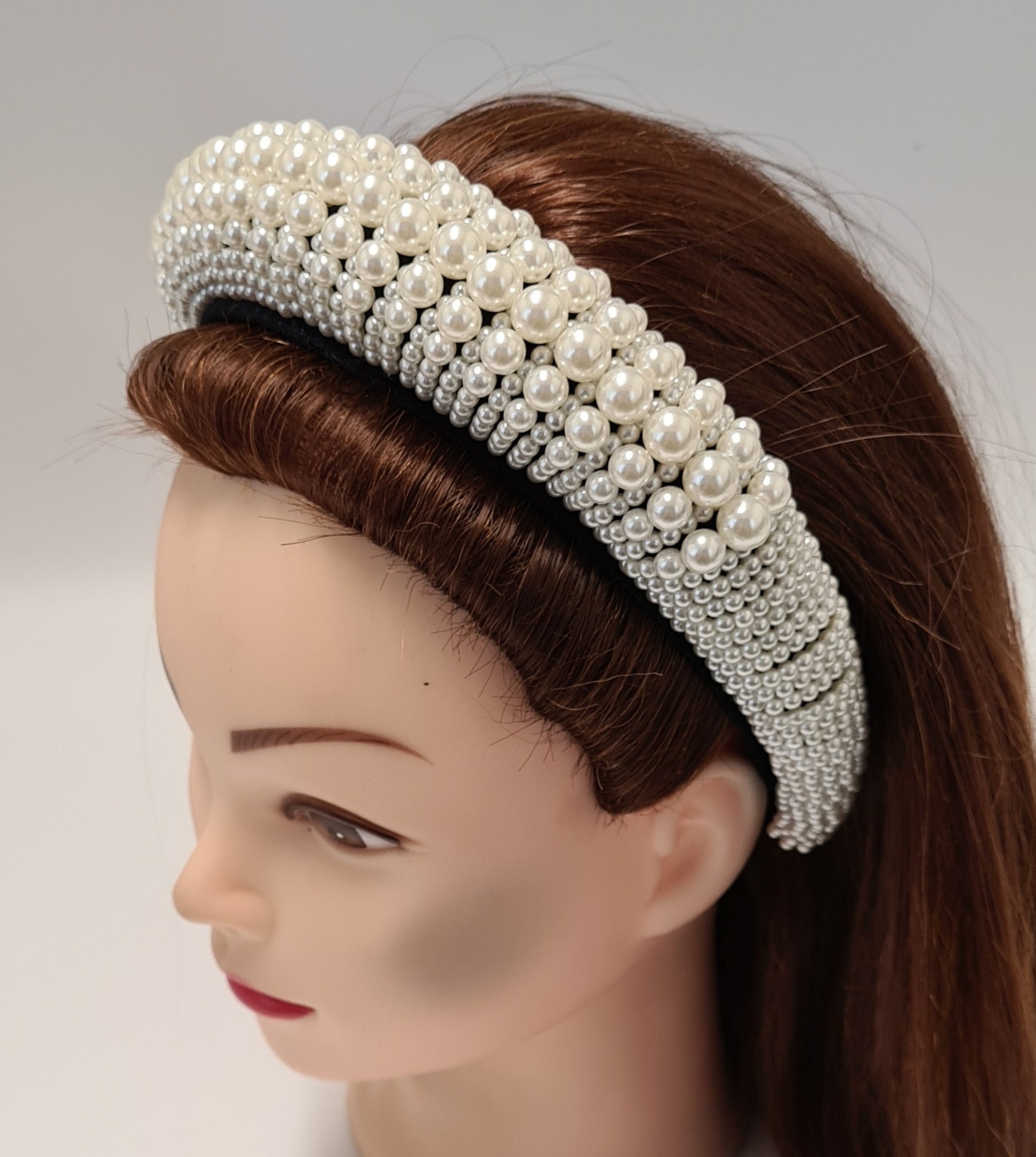 Schwarzes Tief Gepolstertes Puffy Samt Stirnband Weiße Kunstperle Bedeckt Damen Haarband Matador Stil Breite Krone Fascinator Tiara Halo Kopfschmuck von MareeAlexanderDesign