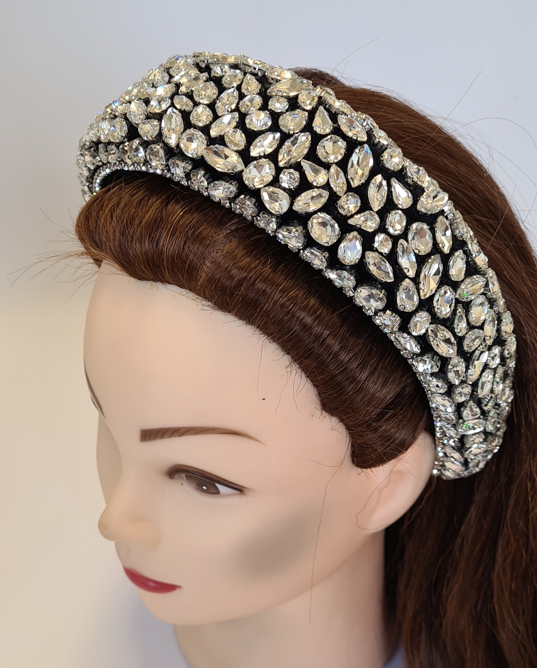 Schwarzes Tief Gepolstertes Puffy Stirnband Silber Ton Kristall Diamant Edelstein Bedeckt Damen Haarband Krone Tiara Headpiece Hochzeit Gäste von MareeAlexanderDesign