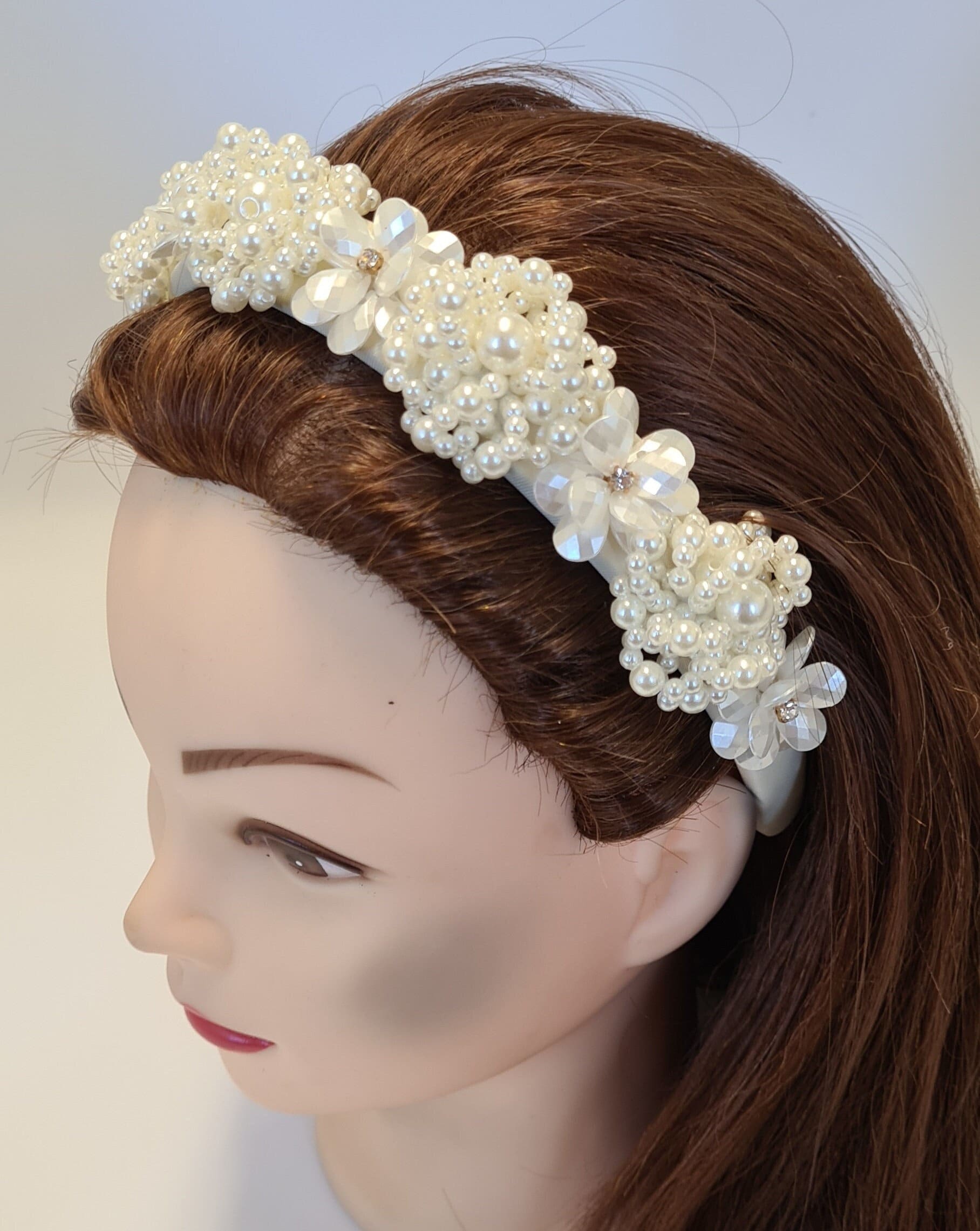 Weißes Leicht Gepolstertes Stirnband Kunstperle Blume Kristall Verzierung Damen Haarband Braut Krone Fasinator Tiara Hochzeit Headpiece von MareeAlexanderDesign