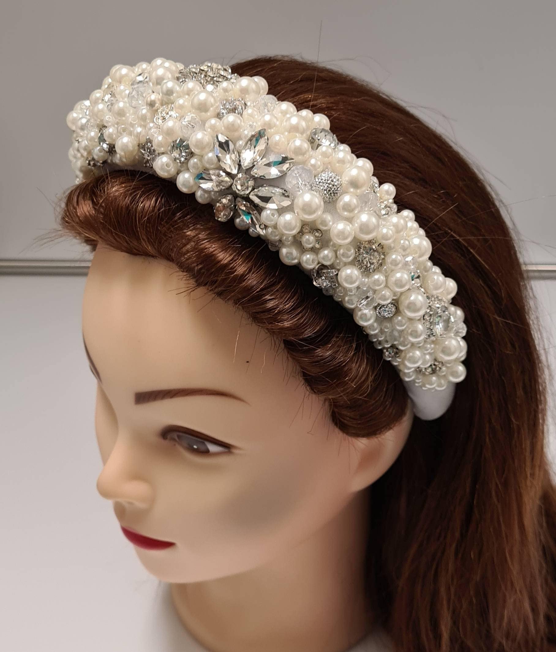 Weißes Puffig Gepolstertes Samt Stirnband Silber Kristall Perle Perlen Verschönert Damen Schmuck Haarband Hochzeit Braut Fascinator Krone Tiara von MareeAlexanderDesign