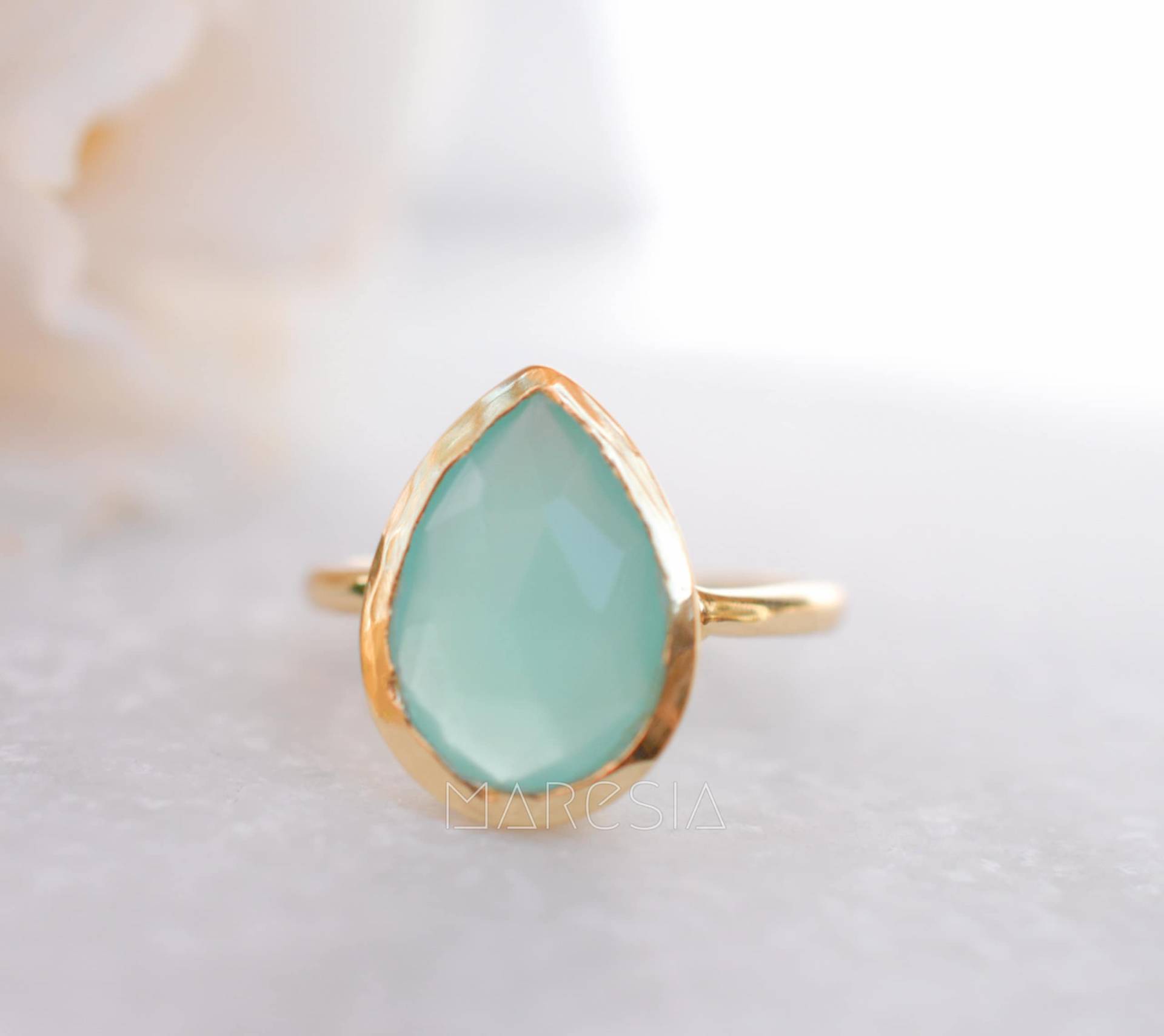 Aqua Chalcedon Gold Ring ~ Zarte Tropfen 18K Vergoldet~Handarbeit~Edelstein~statement~Alltag~Boho~ Mai Geburtsstein Mr028 von MaresiaJewelry