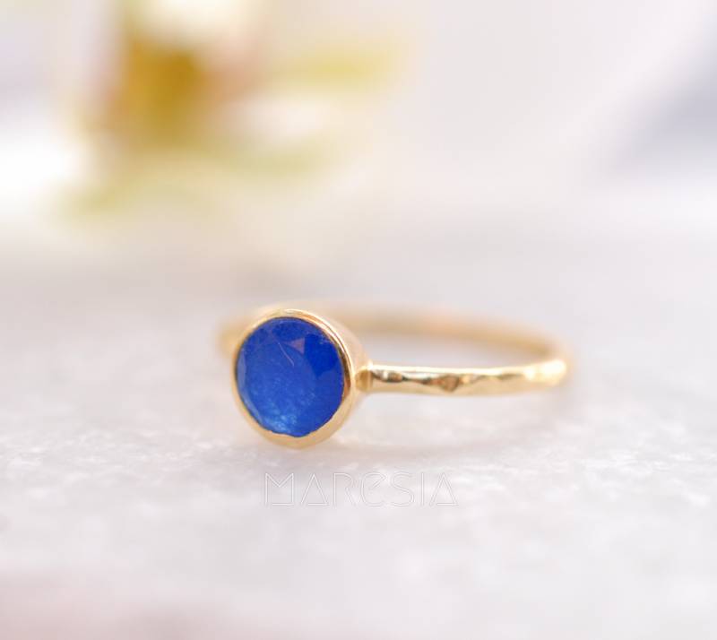 Blauer Jade Ring ~ Vergoldet Handgemacht Jeden Tag ~Solitär ~Hippie ~Boho Stein Stapelbarer Mr100 von MaresiaJewelry