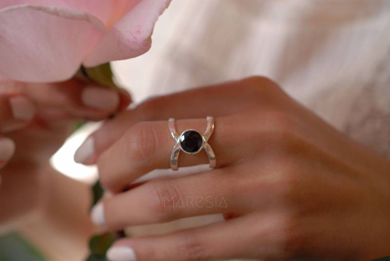 Granat Band-Ring ~ Sterling Silber 925 Schmuck Handgemacht Alltag Lässig Zart Geschenk Boho Hippie Gehämmert Mr006 von MaresiaJewelry