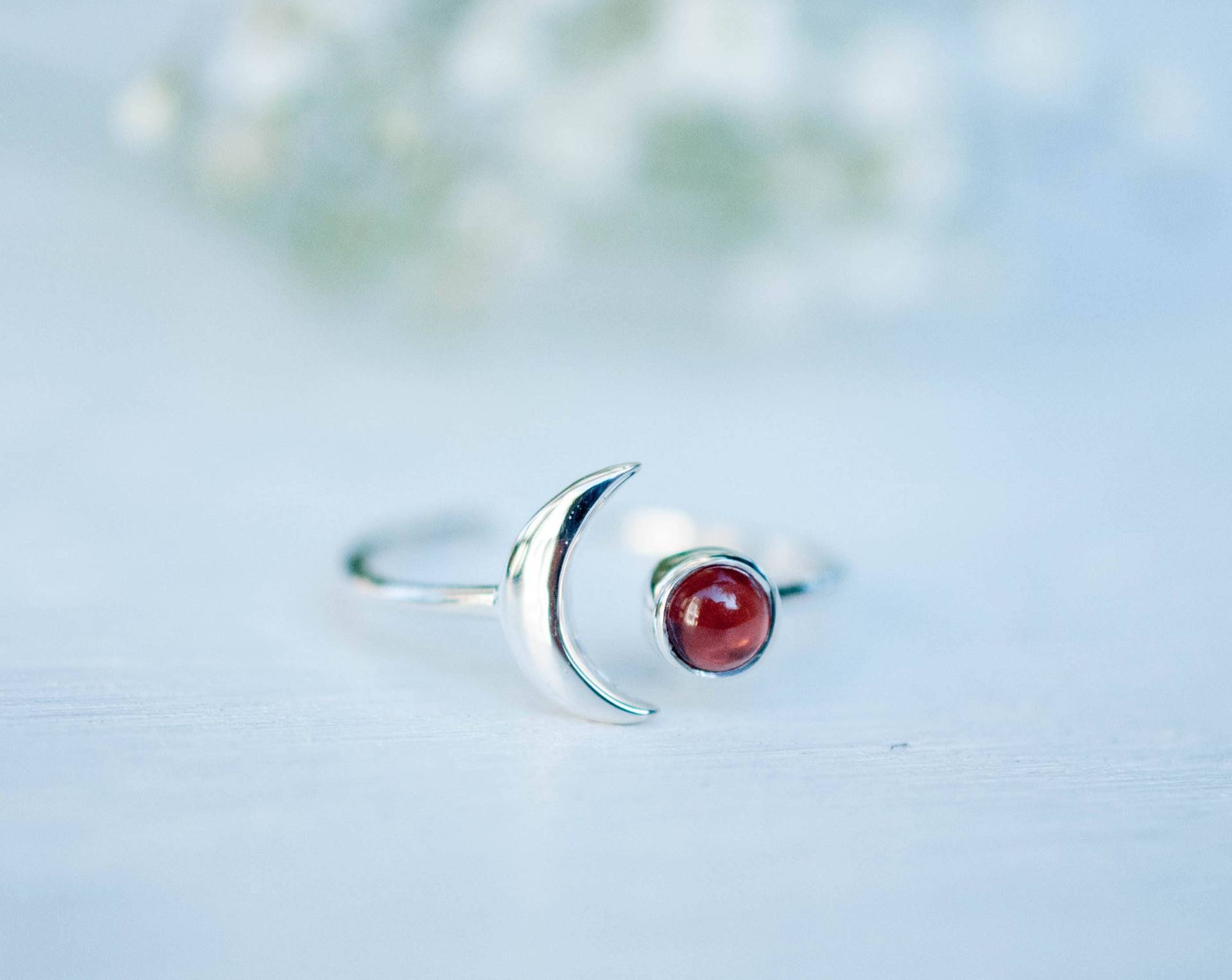 Halbmond Granat Ring ~ Sterlingsilber 925 ~Handarbeit ~Verstellbarer ~Boho ~Hippie ~Januar Geburtsstein~ Boho~ Geschenk Für Sie Mr117 von MaresiaJewelry