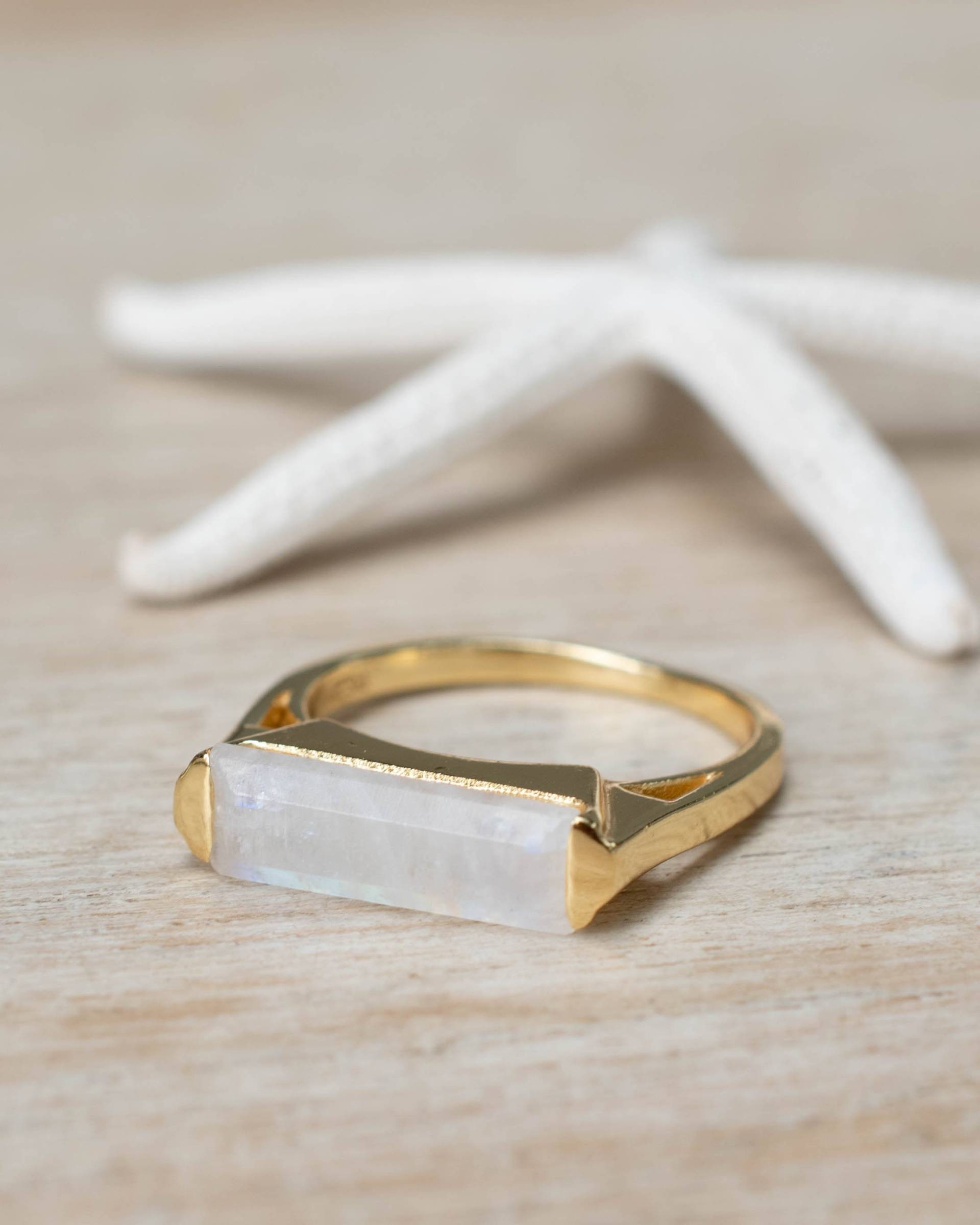 Mondstein Ring ~ Rechteckiger Stein 18K Vergoldet Schmuck Handgemacht Stapelbar Boho Mr167 von MaresiaJewelry