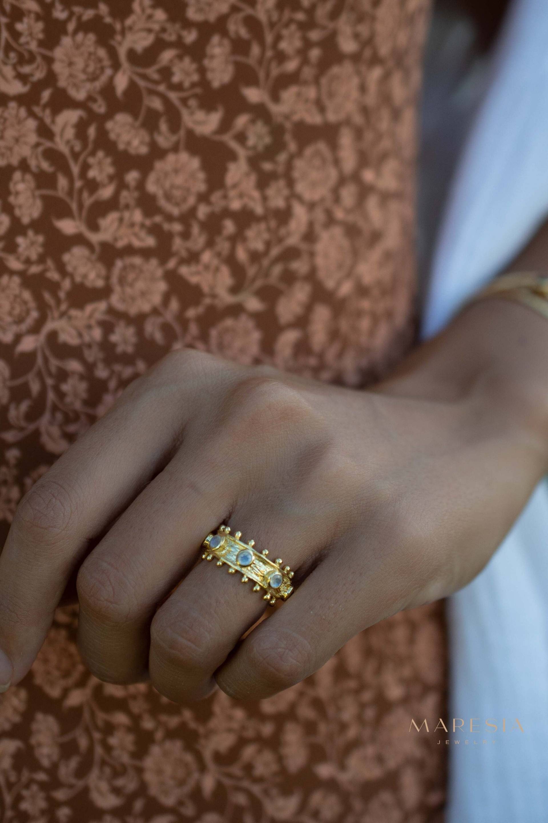 Mondstein Vergoldeter Ring ~ Naturstein 18K Vergoldet Schmuck Handgemacht Stapelbar Boho Mr324 von MaresiaJewelry