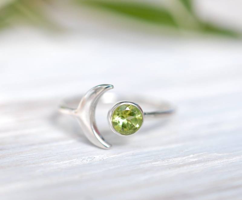 Peridot Halbmond Ring ~ Sterling Silber 925 ~Handarbeit ~Verstellbarer ~Boho ~Hippie ~August Geburtsstein Geschenk Für Sie Mr139 von MaresiaJewelry