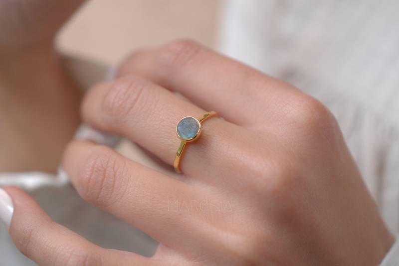 Regenbogen Labradorit Ring ~ Edelstein Rund Stapelbar Natürlich 18K Vergoldet Schmuck Handgemacht Februar Geburtsstein Mr102 von MaresiaJewelry